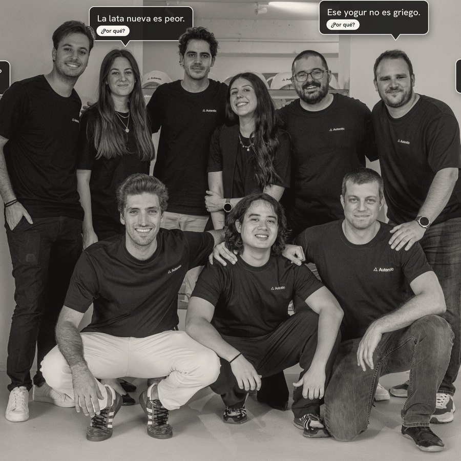 El equipo de Autentic AI en su oficina, en blanco y negro, rodeado de bocadillos con frases de consumidores y notas de voz.